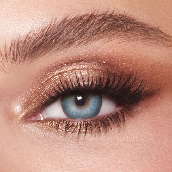 Gros plan sur un mannequin portant Exagger-eyes Eyeshadow Stick - Amber Haze Gros plan sur un mannequin portant Exagger-eyes Eyeshadow Stick - Amber Haze