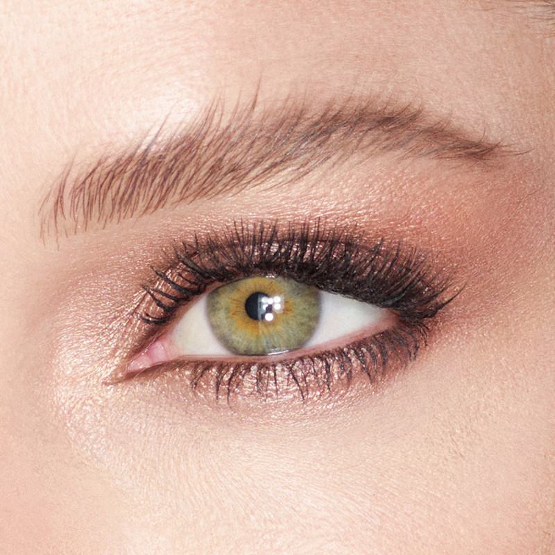 Modelo de ojos verdes con un look de ojos ahumado con la sombra Oyster Pearl