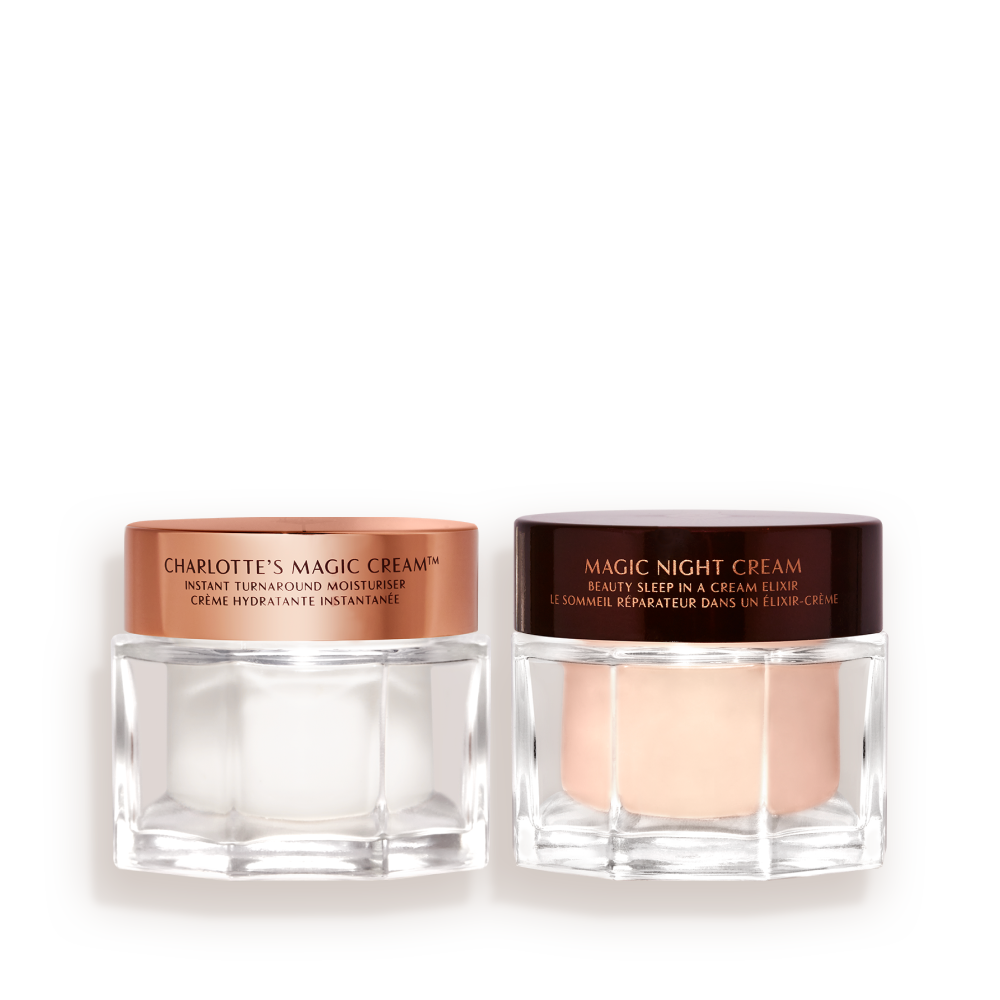 Crème pour le visage blanc nacré dans un pot en verre avec un couvercle doré et une crème de nuit de couleur fauve dans un pot en verre avec un couvercle marron foncé.