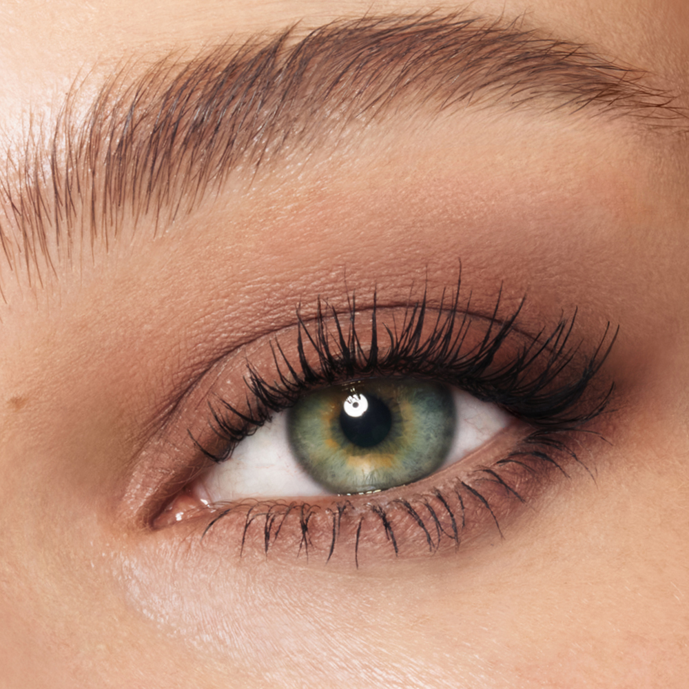 Exagger-eyes Eyeshadow Stick - Cashmere Sculpt Model Close Up 