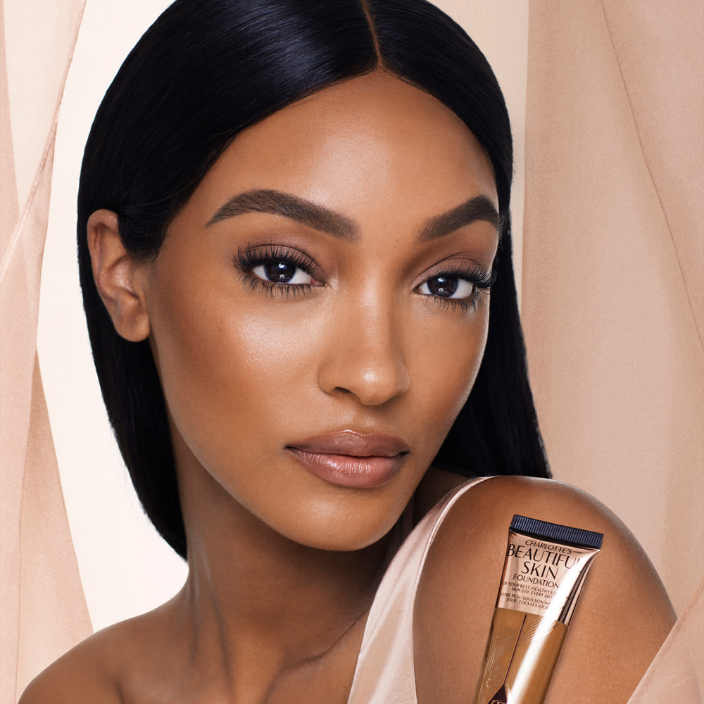 Jourdan Dunn luciendo una aplicación impecable de Charlotte's Beautiful Skin Foundation 