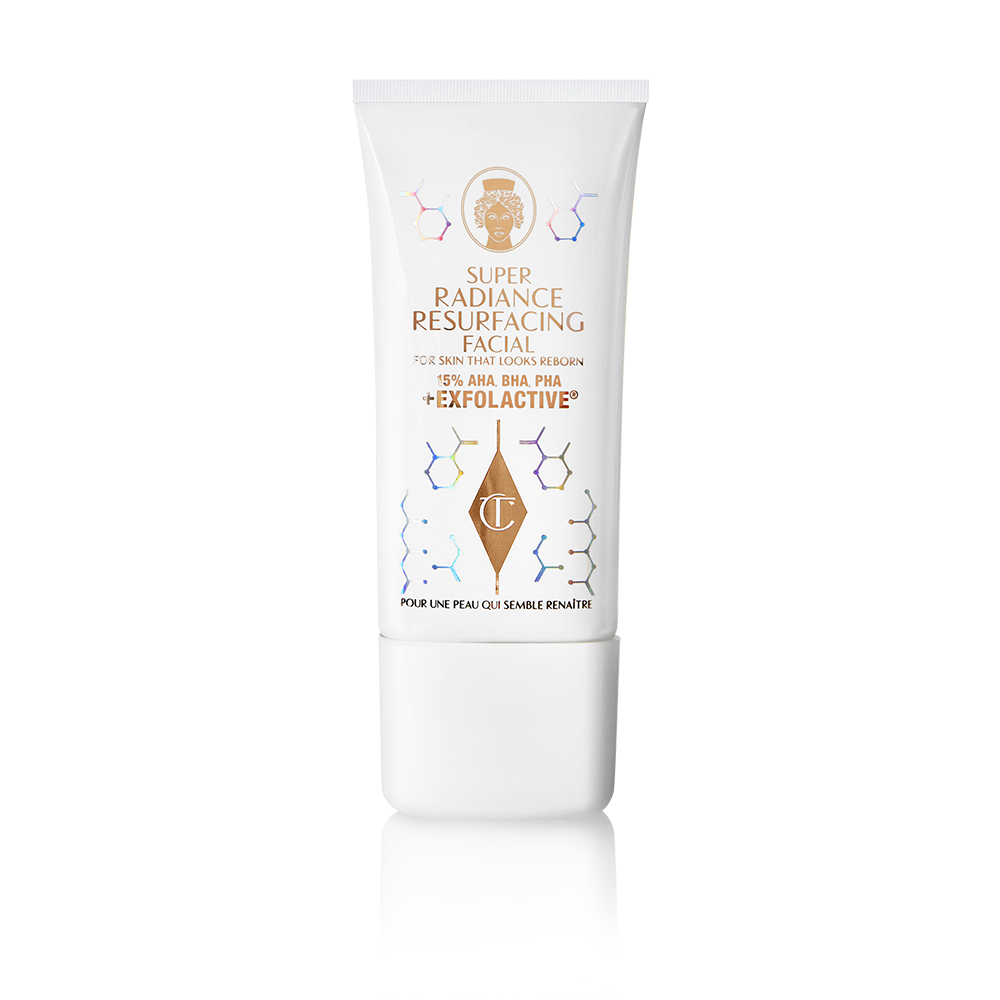 Una mascarilla exfoliante a base de productos químicos que se elimina con agua, cerrada y presentada en un tubo de color blanco con texto dorado. 