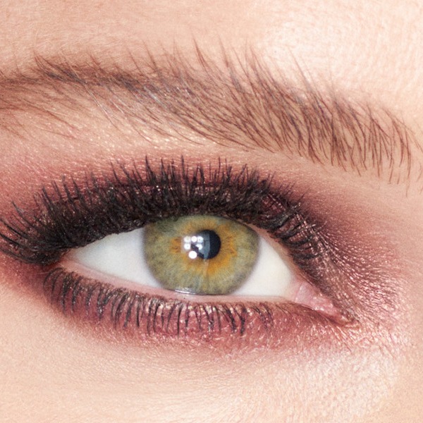 Modelo de ojos verdes con un look de ojos oscuro con la sombra Chocolate Bronze