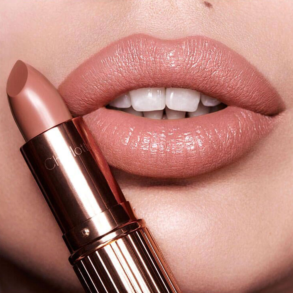 K i s s. Charlotte Tilbury помада. Помада Шарлотта Тилбери. K.I.S.S.I.N.G Lipstick Шарлотта Тилберри. Шарлотта Тилбери губные помады оттенки.