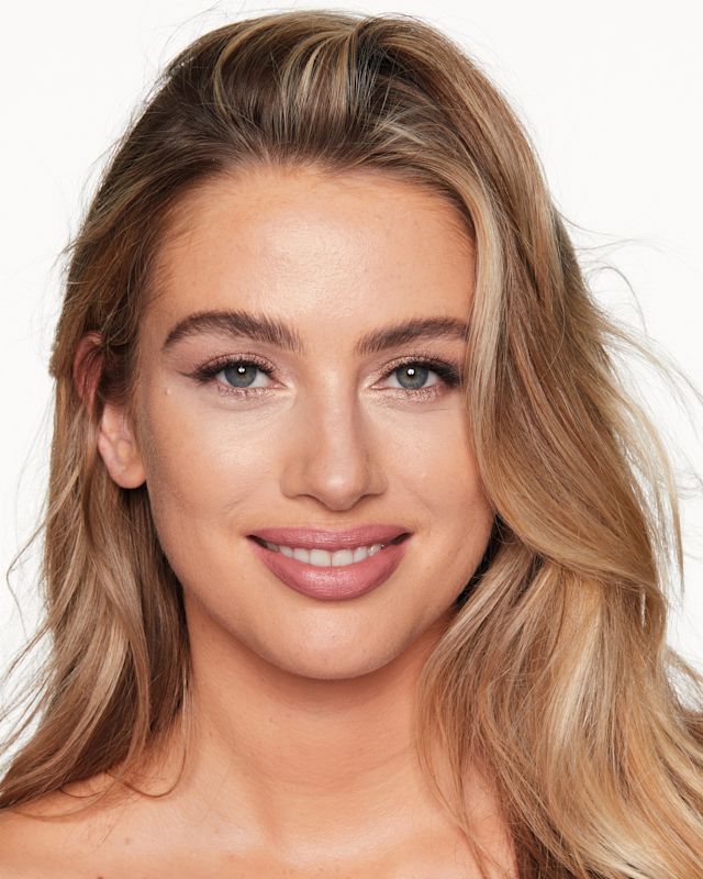 Magic-Foundation-shade-7-Model