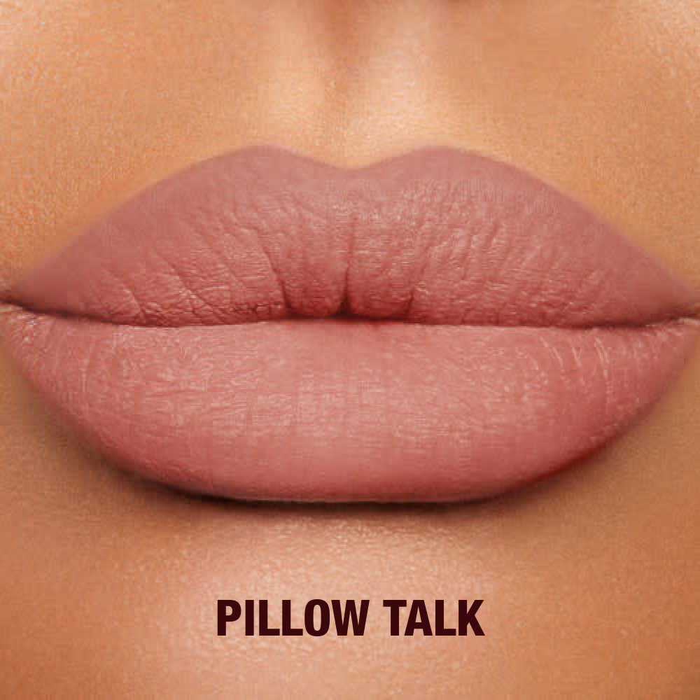 Primer plano de modelo con Lip Cheat en Pillow Talk