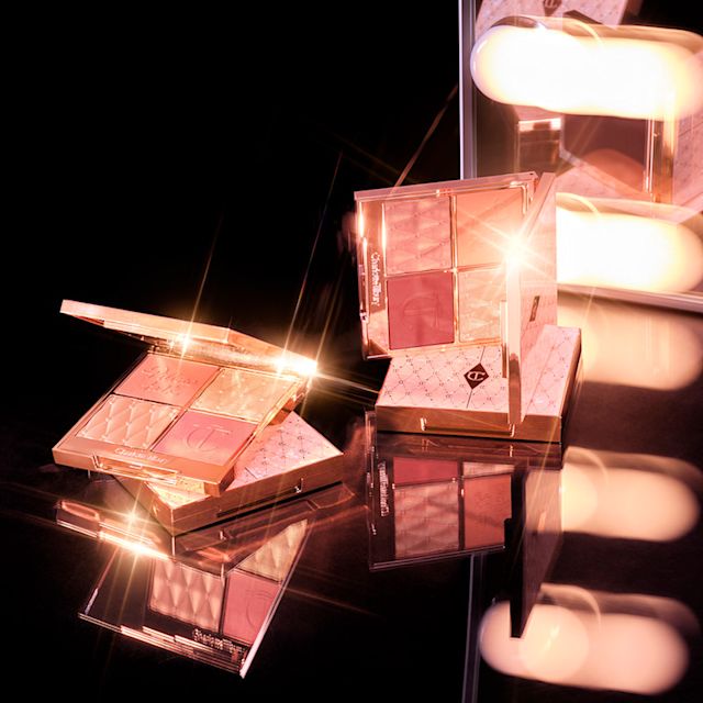 Ambos tonos de la paleta facial Charlotte's Pillow Talk Beautifying Face Palette de la colección Holiday 2022