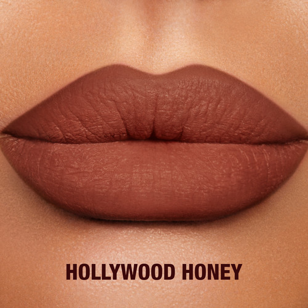 Primer plano de modelo con Lip Cheat en Hollywood Honey