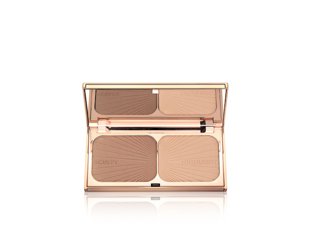 Filmstar Bronze and Glow est un duo de bronzeur et de surligneur qui sculpte l'apparence de votre visage et vous donne un éclat hollywoodien.
