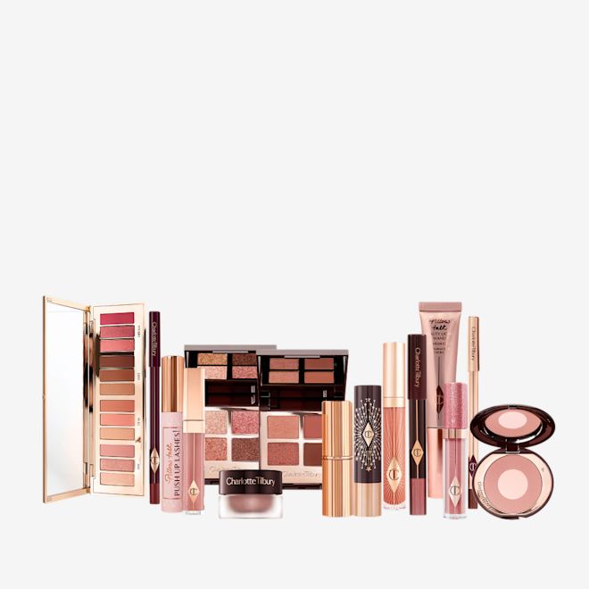 Les rêves de l'oreiller deviennent réalité A Liquid highlighter wand in rose gold, black mascara, shimmery lip gloss in nude pink, glitter-free but high-shine lip gloss in nude pink, rose gold eyeshadow pigment in a petite pot, two closed lipsticks, travel-size lip gloss in nude pink, eyeliner pencil in dark brown, lip liner pencil in nude pink, quad eyeshadow palettes, 12-pan eyeshadow palette, and two-tone blush compacts.