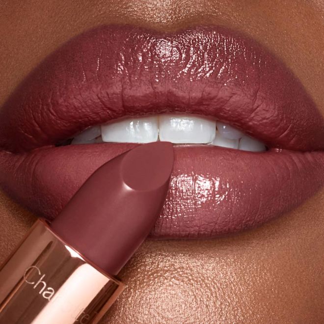 KISSING lipstick in Pillow Talk Intense on Deep tone Model close-up Deep model lip close-up with nude lipstick for dark skin in berry-brown shade with a satin finish.
