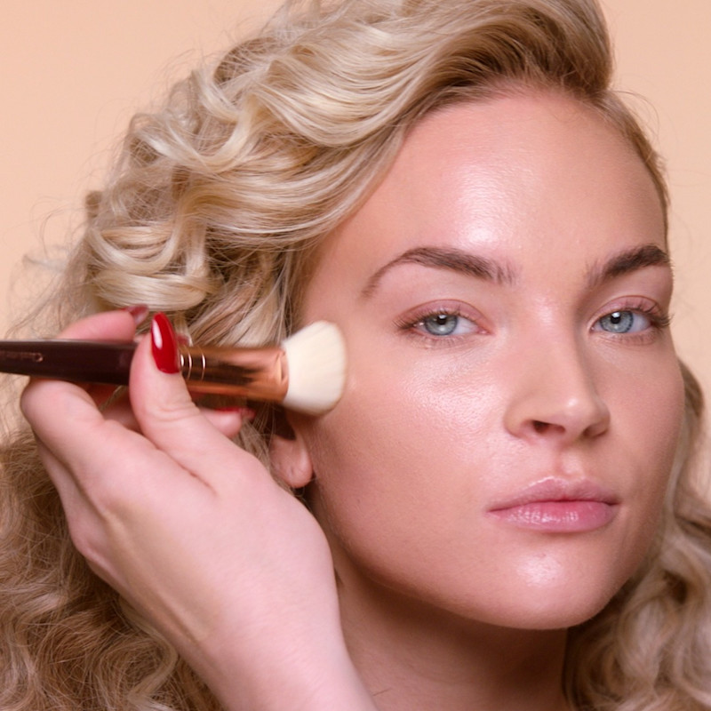 80er-Make-up-Look Schritt 3 Foundation