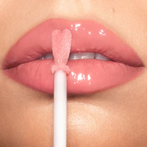 Collagen Lip Bath in Pillow Talk auf den Lippen in Nahaufnahme Nahaufnahme der Lippen eines Models mit hellem Hautton, das einen nuderosa Hochglanz-Lipgloss trägt.