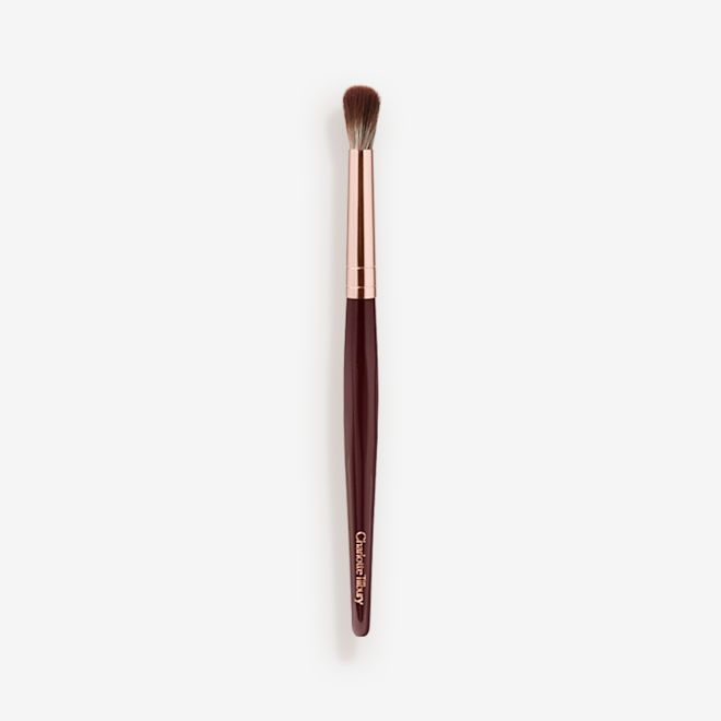 Synthetic Eye Blender Brush An eyeshadow blending brush with a golden and dark crimson-coloured handle.