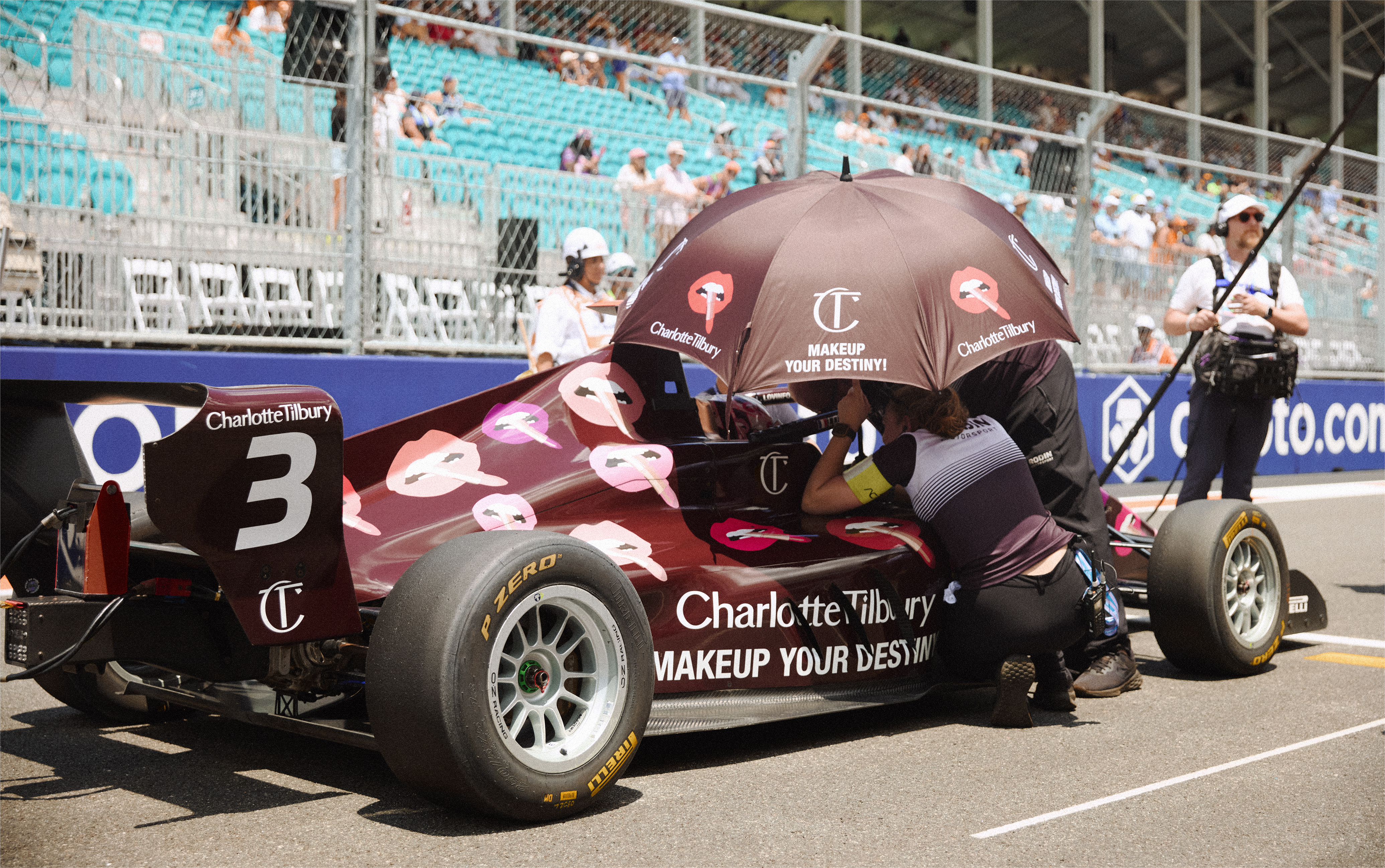 Voiture Charlotte Tilbury F1 Academy au Grand Prix de Miami 2024