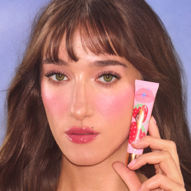 UNREAL LIP OIL strawberry vanilla grain fair model UNREAL LIP OIL strawberry vanilla grain fair model