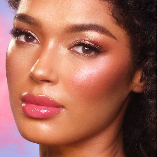 Mannequin portant un fard à joues estival dégradé réalisé avec Pinkgasm Sunset