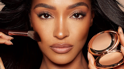 Jourdan Dunn applying Airbrush Flawless Finish pressed powder