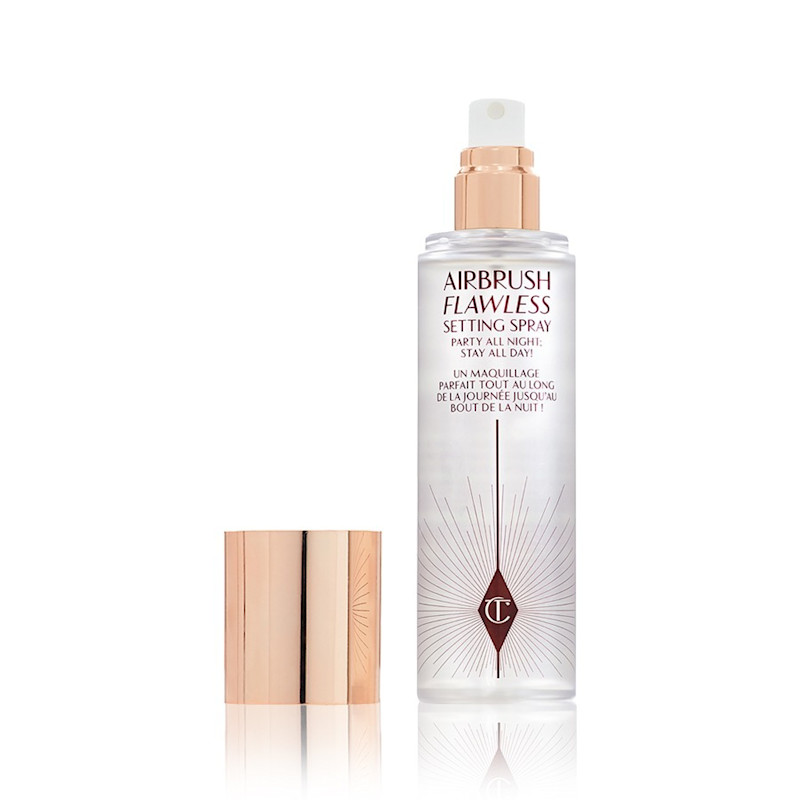 Airbrush Flawless Setting Spray est la brume légère et fixatrice de Charlotte qui vous permet de faire la fête toute la nuit et de garder un maquillage impeccable toute la journée.