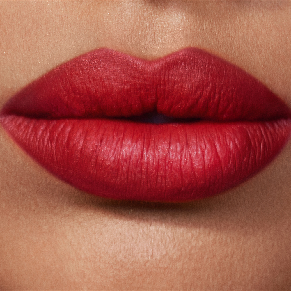 Gros plan d'un mannequin au teint moyen portant le Airbrush Lip Blur en Ruby