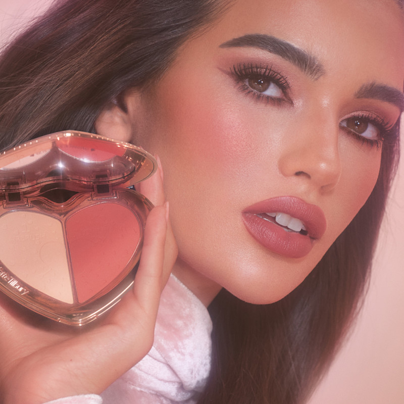 Pink setting powder for medium skin