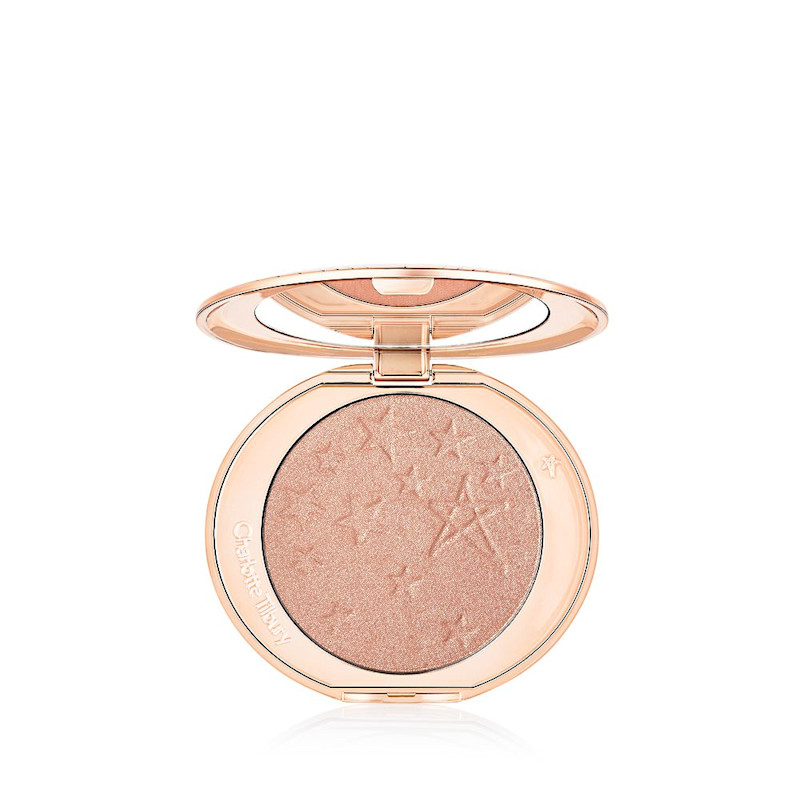 Hollywood Glow Glide Face Architect Highlighter de Charlotte en Pillow Talk Glow, un iluminador rosa claro prensado
