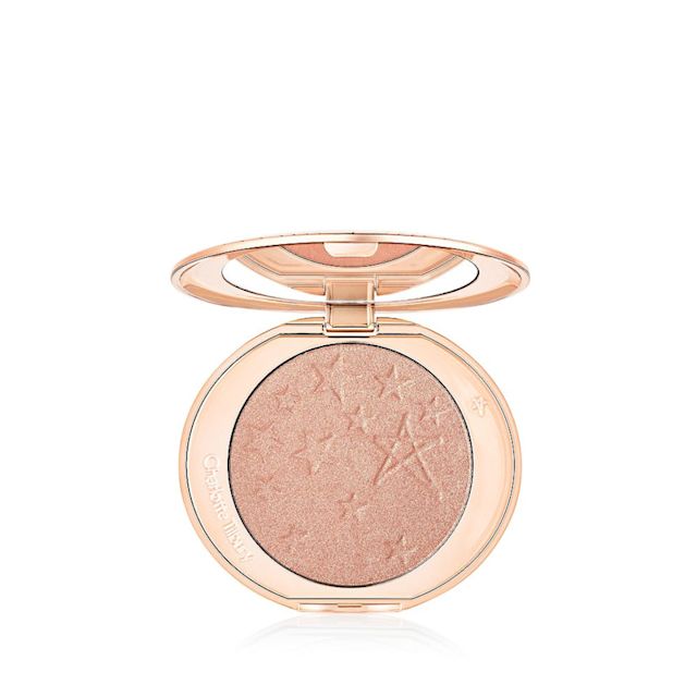 Hollywood Glow Glide Face Architect Highlighter de Charlotte en Pillow Talk Glow, un iluminador rosa claro prensado