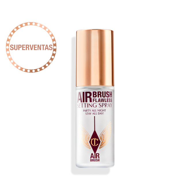 Airbrush Flawless Setting Spray cerrado Un espray fijador de tamaño de viaje cerrado en un envase transparente con la tapa dorada.