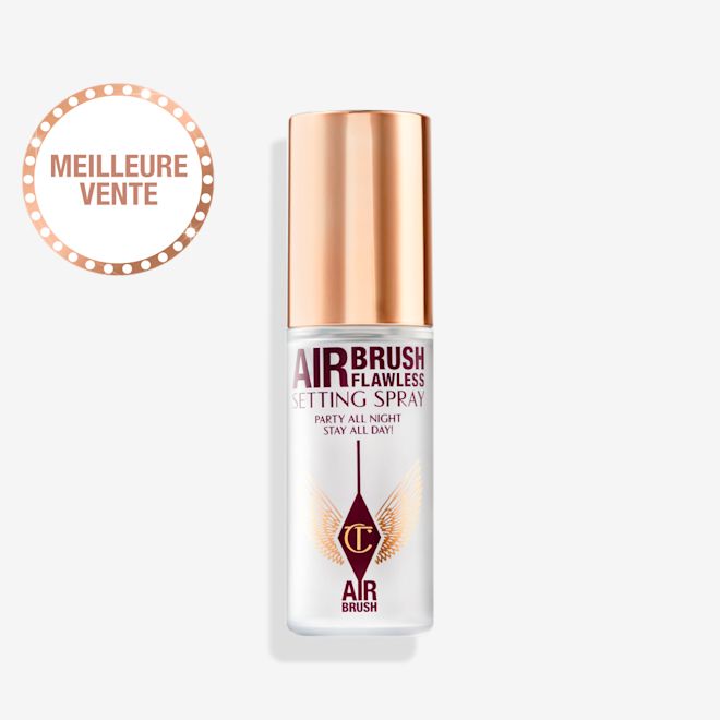 Airbrush Flawless Setting Spray fermé Une brume fixatrice au format voyage fermée dans un flacon transparent avec bouchon doré.