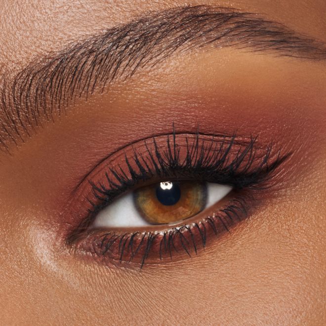 Exagger-eyes Eyeshadow Stick - Cocoa Cherry Sculpt Model Close Up Exagger-eyes Eyeshadow Stick - Cocoa Cherry Sculpt Model Close Up