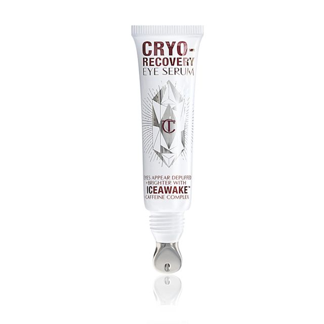 Un tube de sérum pour le contour des yeux ouvert de couleur blanche avec des motifs géométriques argentés sur le devant et un texte sur lequel on peut lire: « Les yeux semblent dégonflés et plus lumineux grâce à l'Iceawake, complexe de caféine ».