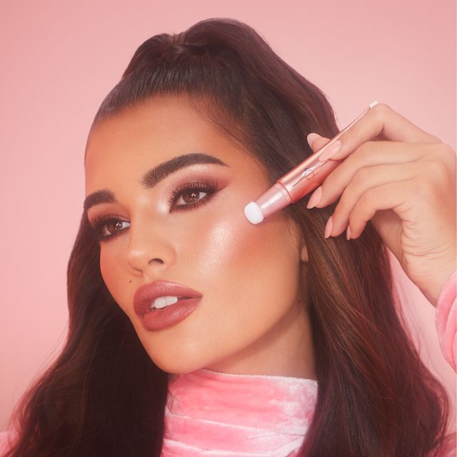 Dakota wearing a glowing 4th of july makeup look