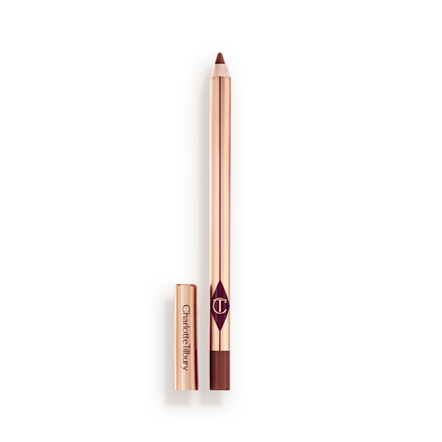 Una matita labbra marrone mattone formato standard senza il suo tappo, con un esterno riflettente di colore dorato. 