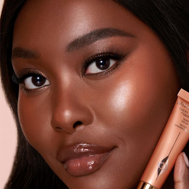 Maquillaje iluminador para piel oscura