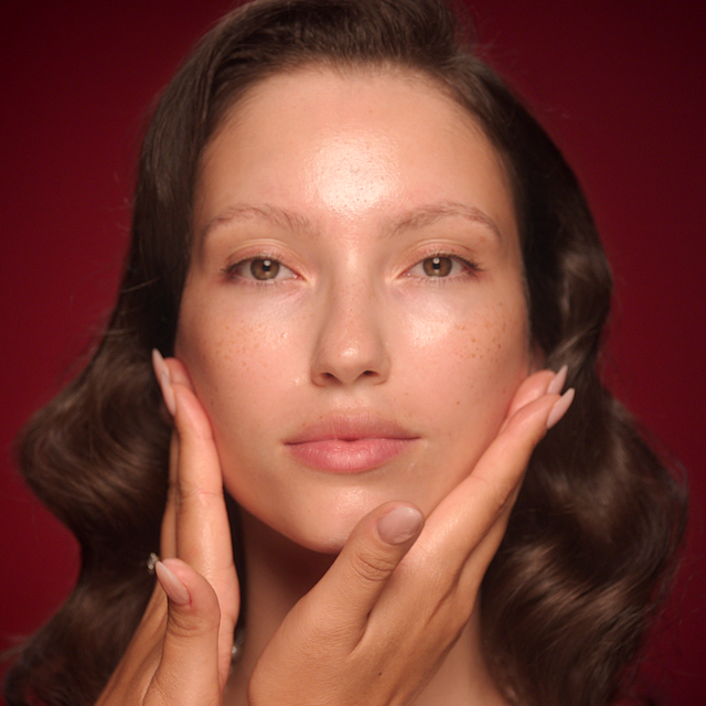 Step by step 20s makeup look tutorial: Step 1 prime skin for makeup with moisturiser