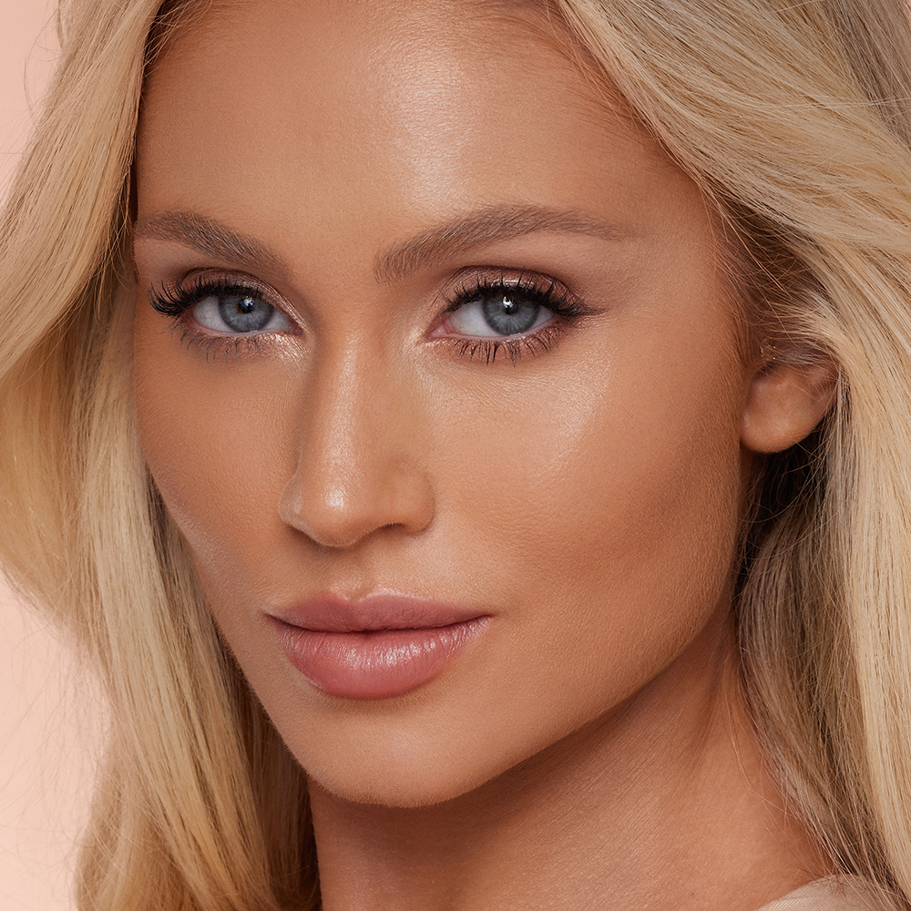 Model wearing contour to sculpt the look of their face