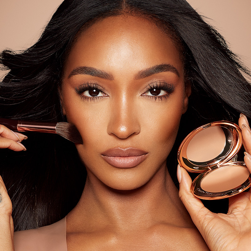 Jourdan Dunn setting makeup with setting powder