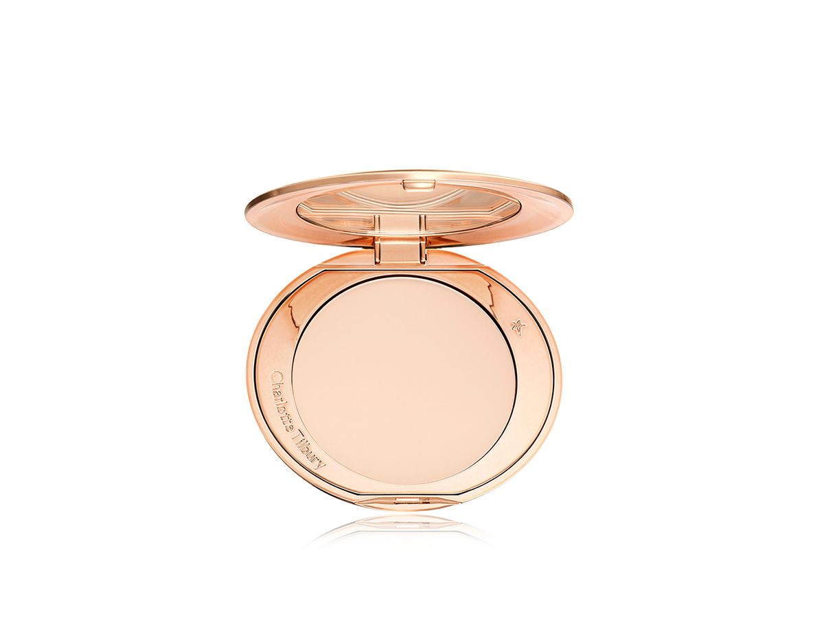 Airbrush Flawless Finish est la poudre compacte à effet lissant et finement moulue de Charlotte.