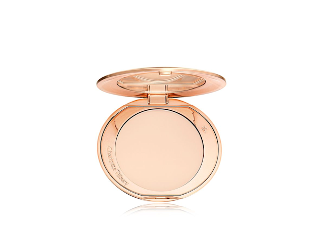 Airbrush Flawless Finish est la poudre compacte à effet lissant et finement moulue de Charlotte.