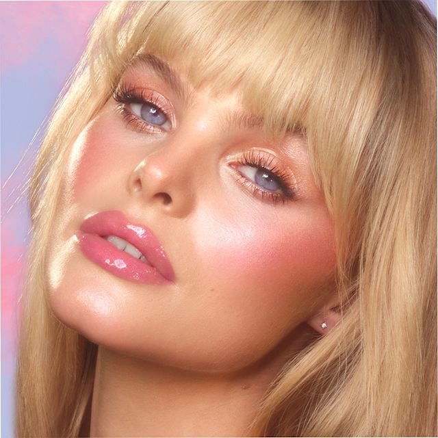 Meg portant un look de fard à joues estival Pinkgasm réalisé avec Beauty Light Wand en Pinkgasm
