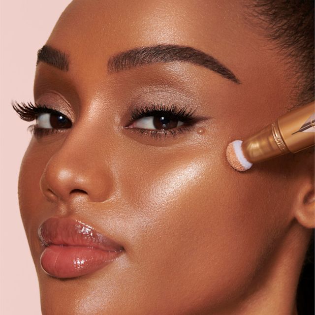 Maquillaje iluminador para piel bronceada