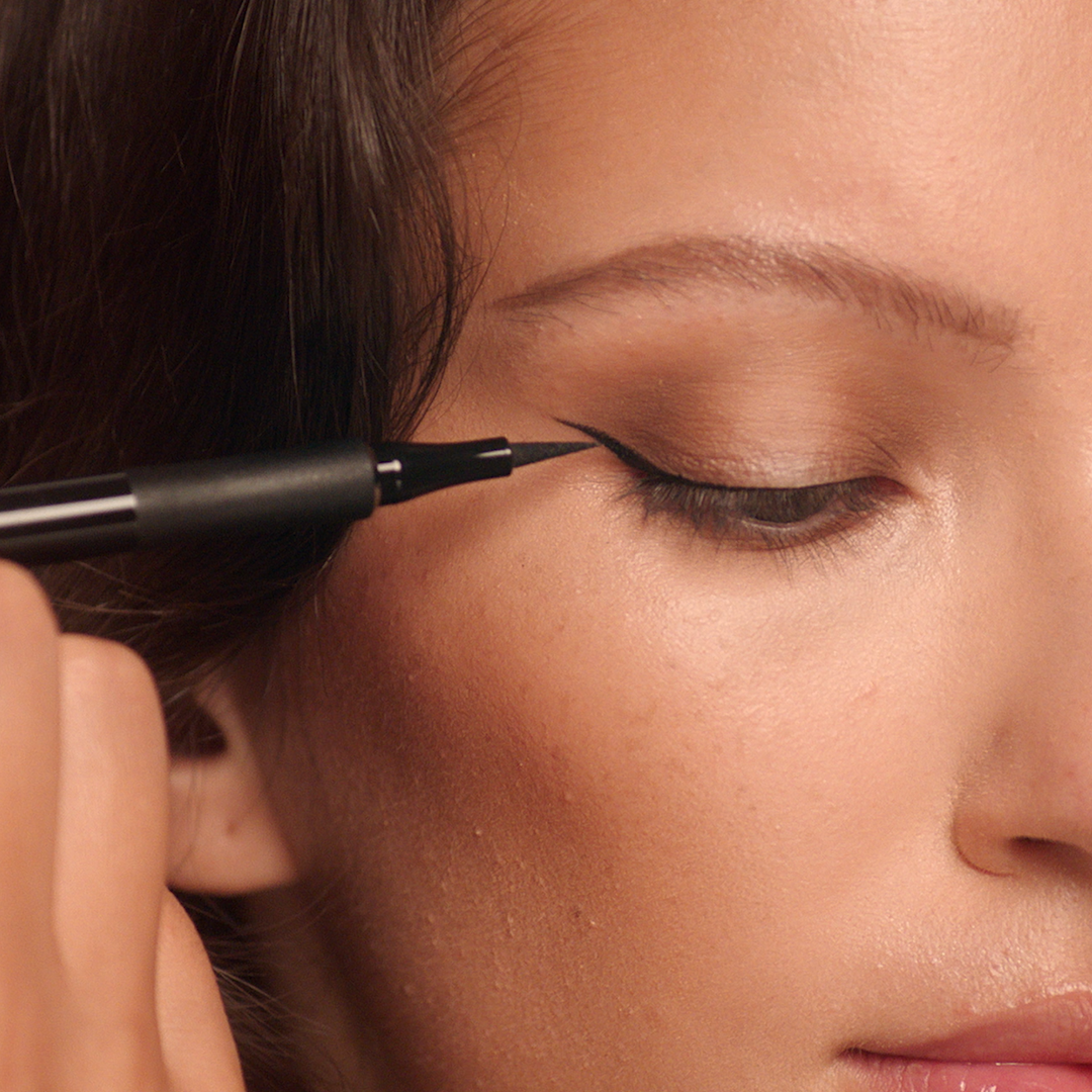 Step by step 20s makeup look tutorial: Step 7 create a winged eyeliner using black liquid liner