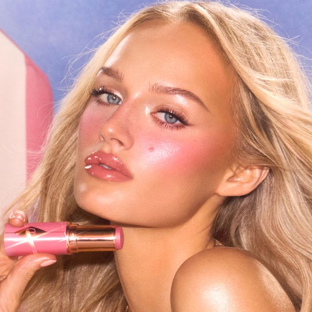 La modelo luce Unreal Blush Healthy Glow Stick en Rosy Glow