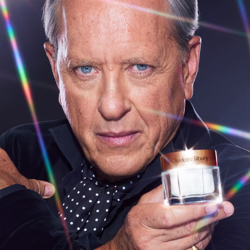 Richard E. Grant che tiene in mano Magic Cream