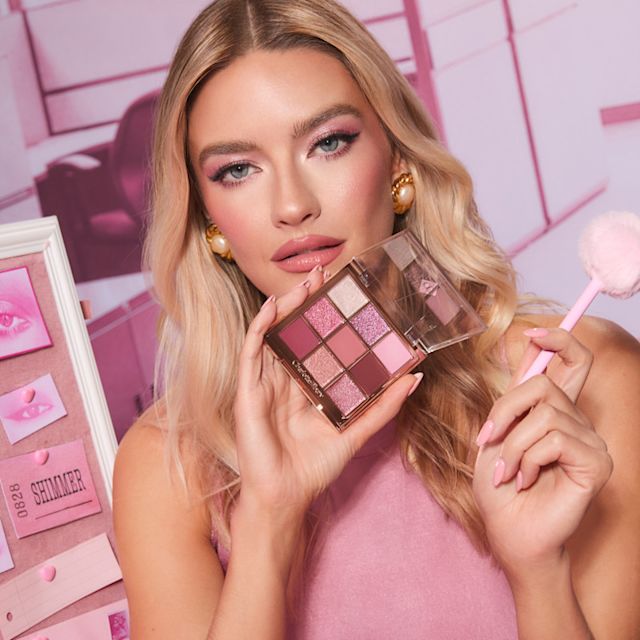 Mannequin portant un look d'ombres à paupières rose clair avec la palette Pink Love