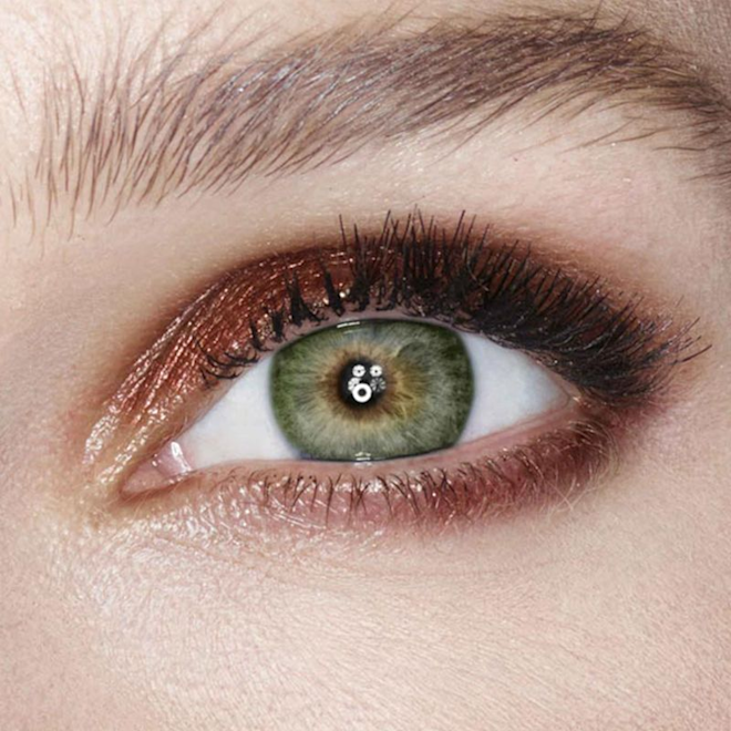 Colour Chameleon in Bronzed Garnet green eye close-up Single-eye close-up of a green-eyed model wearing shimmery reddish-bronze eyeshadow.