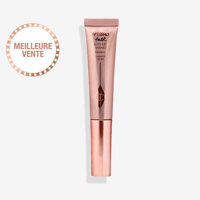 Enlumineur Beauty Light Wand en Pillow Talk Original Un enlumineur liquide dans un tube rose pâle réfléchissant avec un bouchon rose doré.