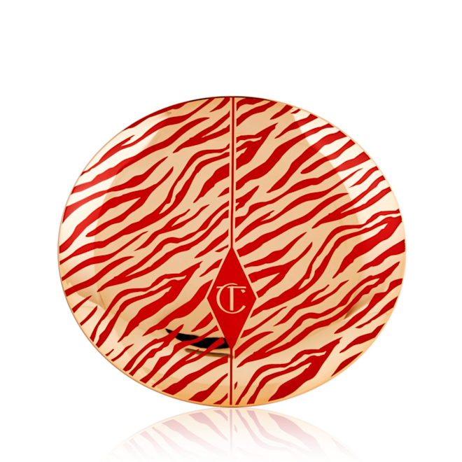 Airbrush Flawless Finish Lunar New Year closed A closed powder compact with gold-coloured packaging and the CT logo printed on the lid in red and gold colour along with red tiger stripes pattern on the lid for the Lunar New Year.