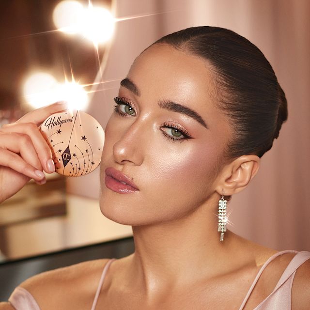 Bella Tilbury wearing a sleepy eyes makeup look
