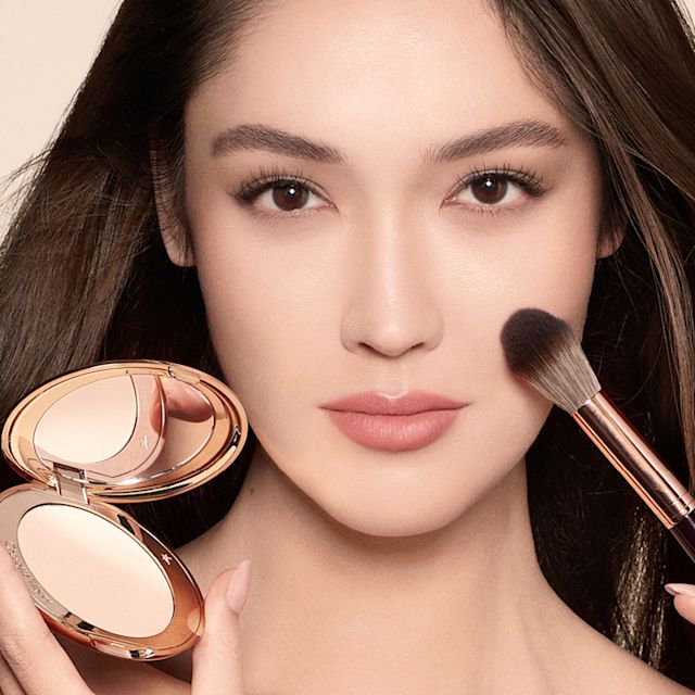 Evita que el corrector se cuartee con el maquillaje en polvo compacto